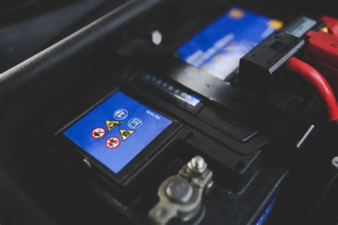 6 Reasons Why Your Car Battery Is Smoking And Releasing。